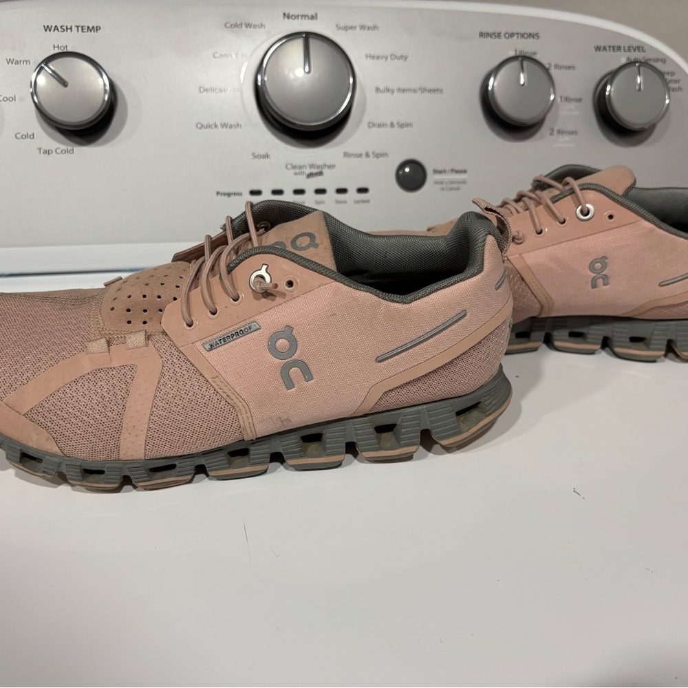 On Cloud Womens Athletic Shoes in Light Pink and Gray size 8